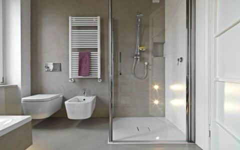 Reforma de baño pequeño en Barcelona con cambio de bañera por plato de ducha