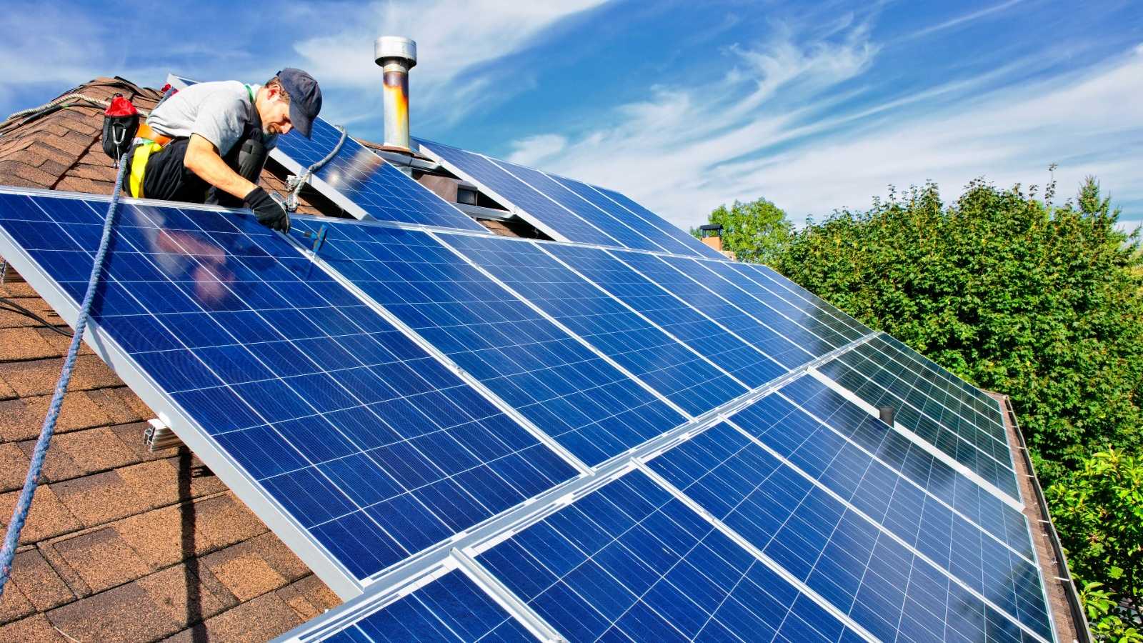 Especialistas en la Instalación de Placas Solares en su vivienda o local. Precios económicos y servicios de calidad en tiempo récord. ¡Llámanos!